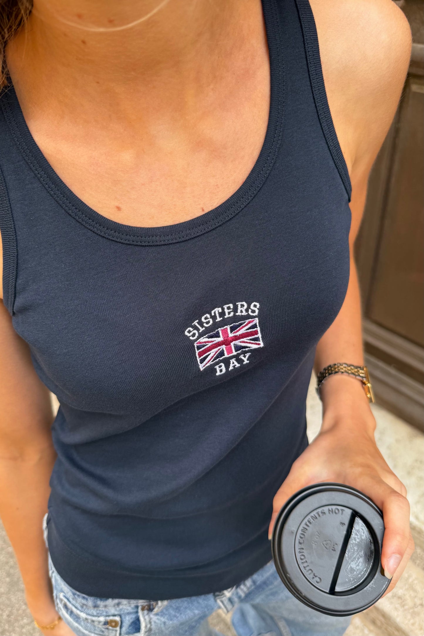 Débardeur femme Navy en coton 100%, coupe près du corps et dos nageur, avec un motif brodé de qualité signé SISTERS BAY.