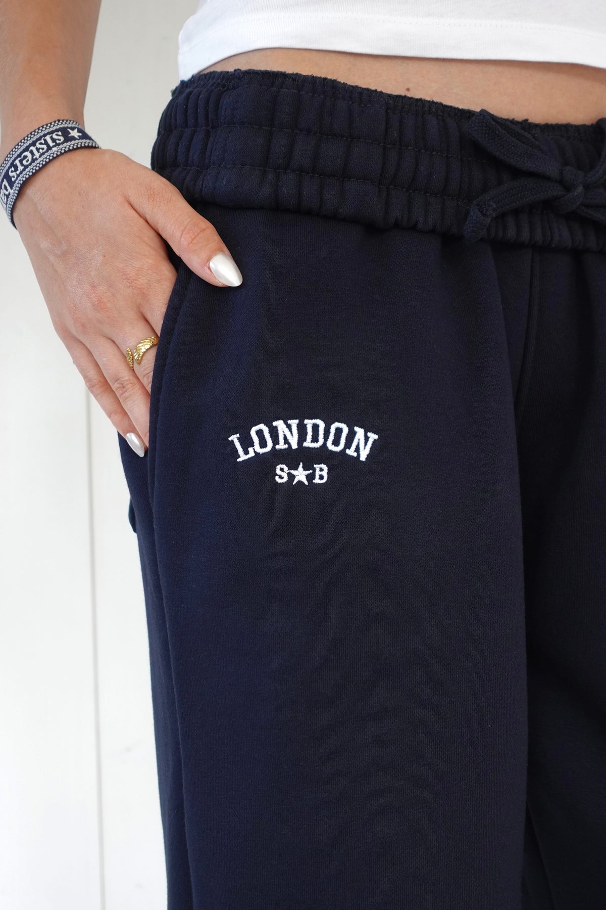 Détail du Jogging London Navy Sisters Bay et de sa ceinture réversible permettant un porté taille haute, mid ou basse.