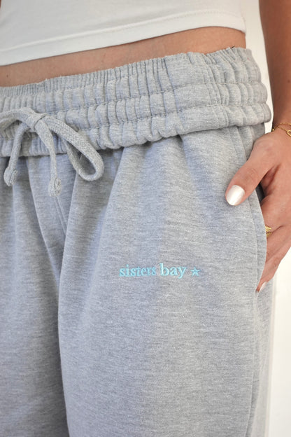 Détail du jogging BAYCLUB turquoise gris chiné, broderie sur la cuisse SISTERS BAY