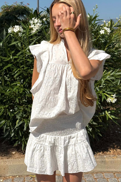 Margaux porte l’ensemble DAYLIGHT de chez Sisters Bay, composé d’une blouse à effet broderie anglaise et d’une jupe-short assortie. Un total look blanc, à la fois chic, confortable et parfait pour une rentrée lumineuse.