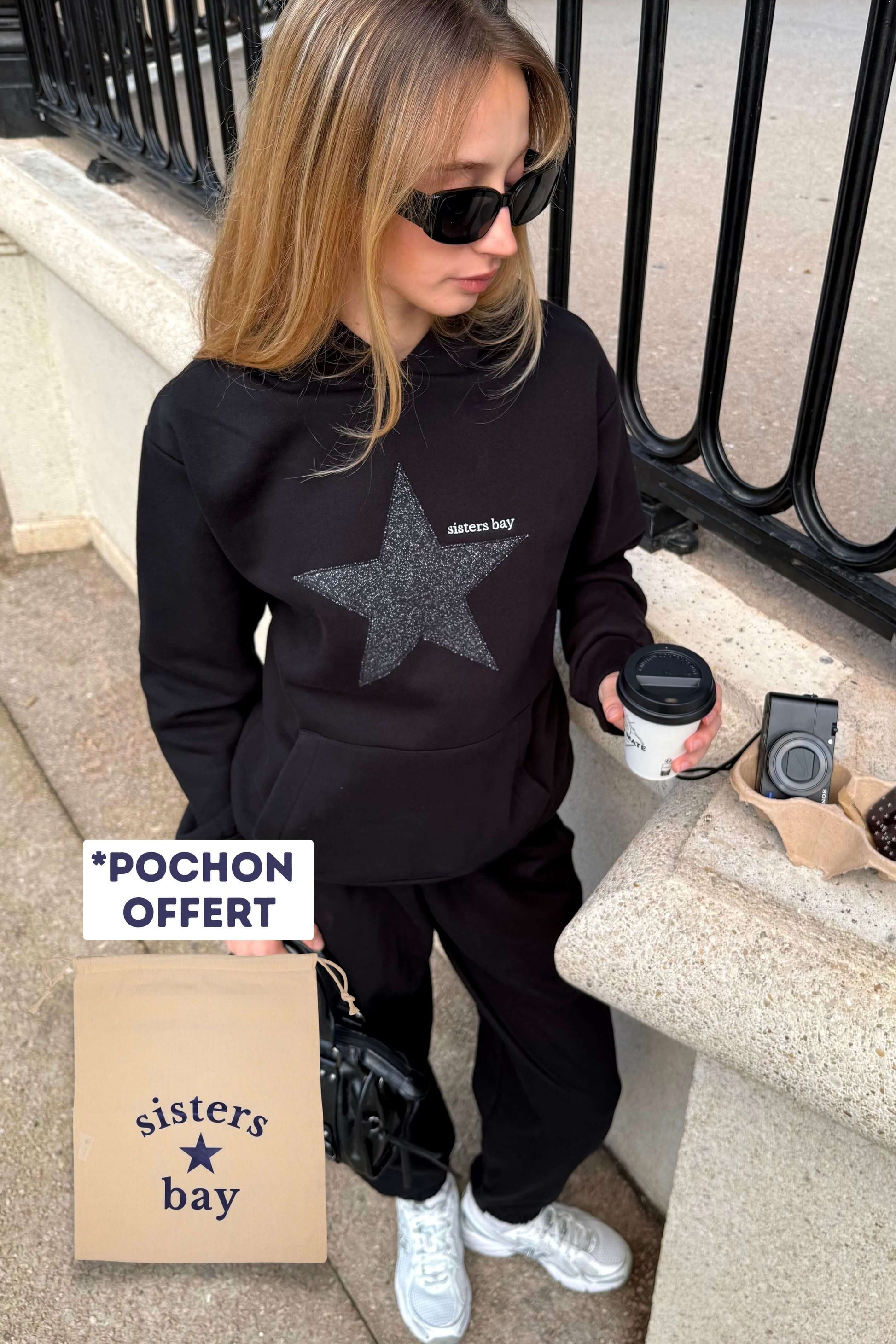 Ensemble GLITZ gris composé d’un sweat et d’un jogging, brodés avec motif étoile cousu dans notre atelier. Matière confortable et premium. Création exclusive Sisters Bay.