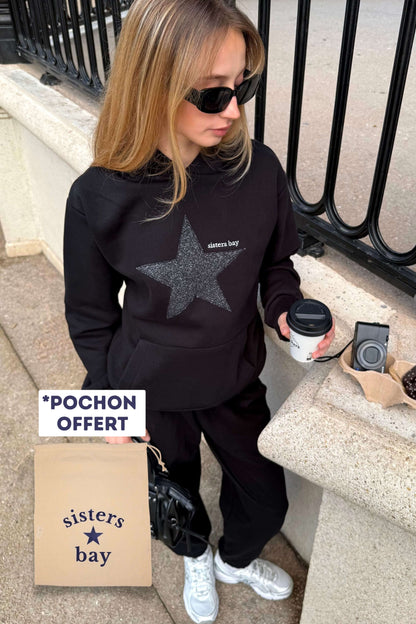 Ensemble GLITZ gris composé d’un sweat et d’un jogging, brodés avec motif étoile cousu dans notre atelier. Matière confortable et premium. Création exclusive Sisters Bay.