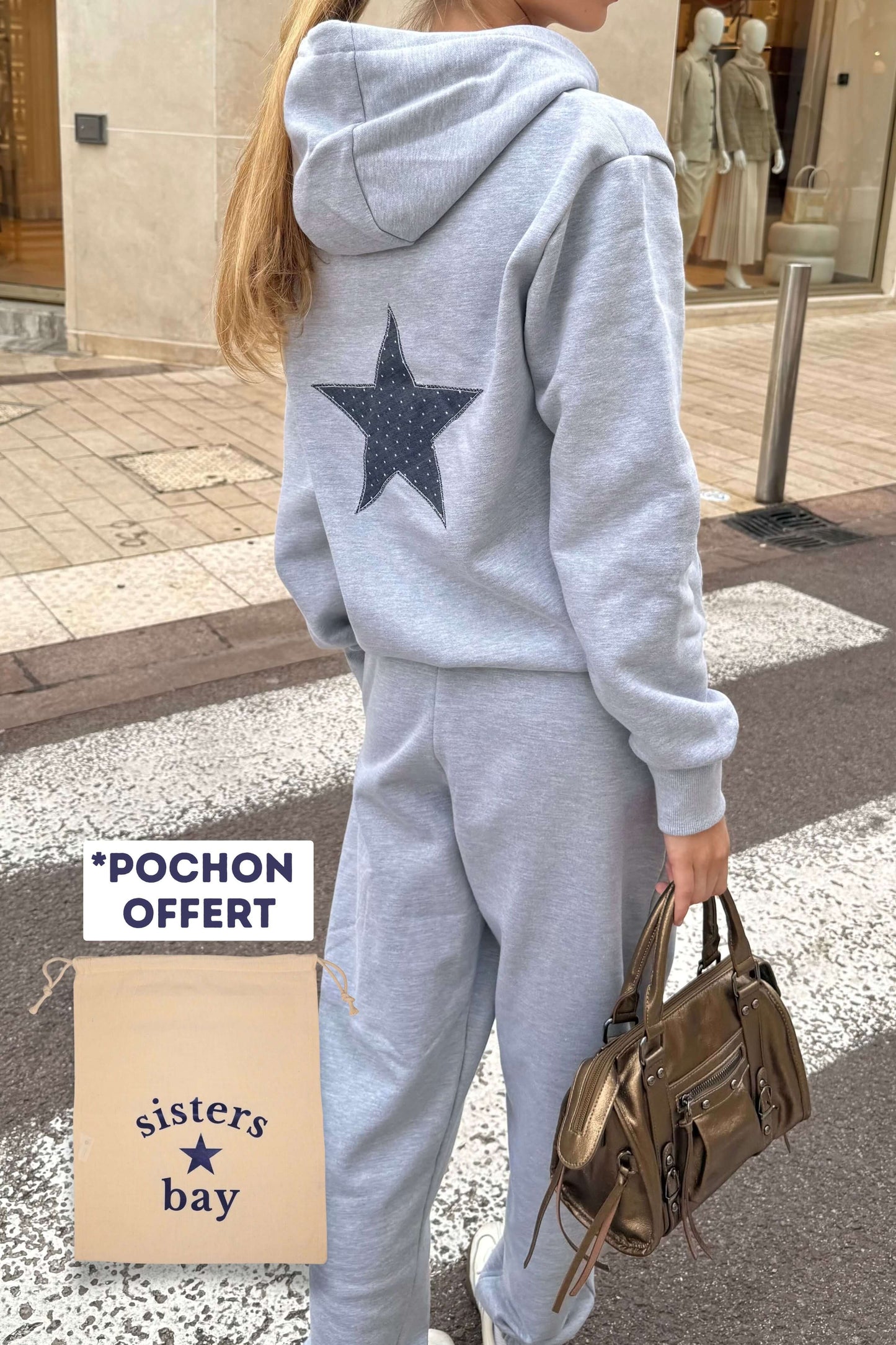 Création exclusive Sisters Bay : ensemble veste et jogging gris brodé étoile. Confort, qualité et finitions soignées. Ensemble STAR DOTS