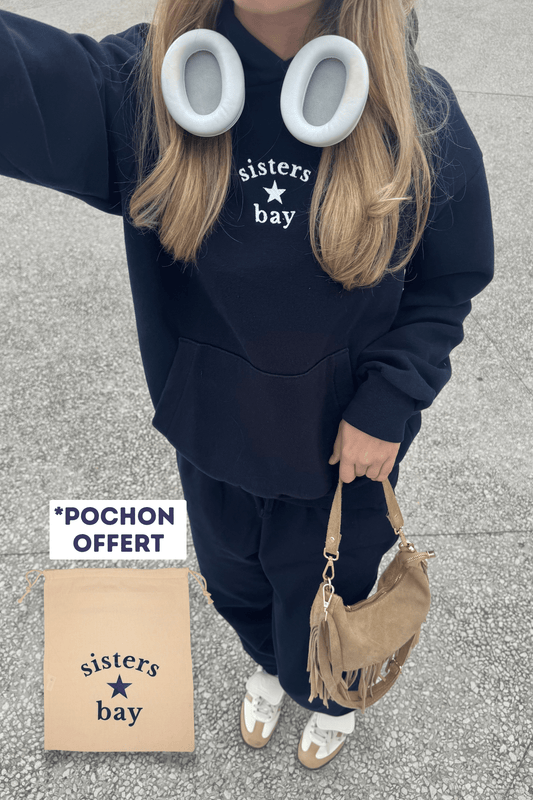 Ensemble navy Sisters Bay composé d’un sweat-shirt et d’un jogging brodés. Création exclusive, brodée dans notre atelier.