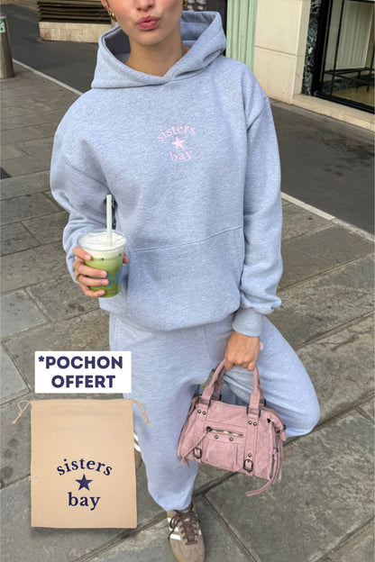 Création exclusive Sisters Bay. Ensemble rose composé d’un sweat-shirt et d’un jogging brodés, confectionnés dans notre atelier.