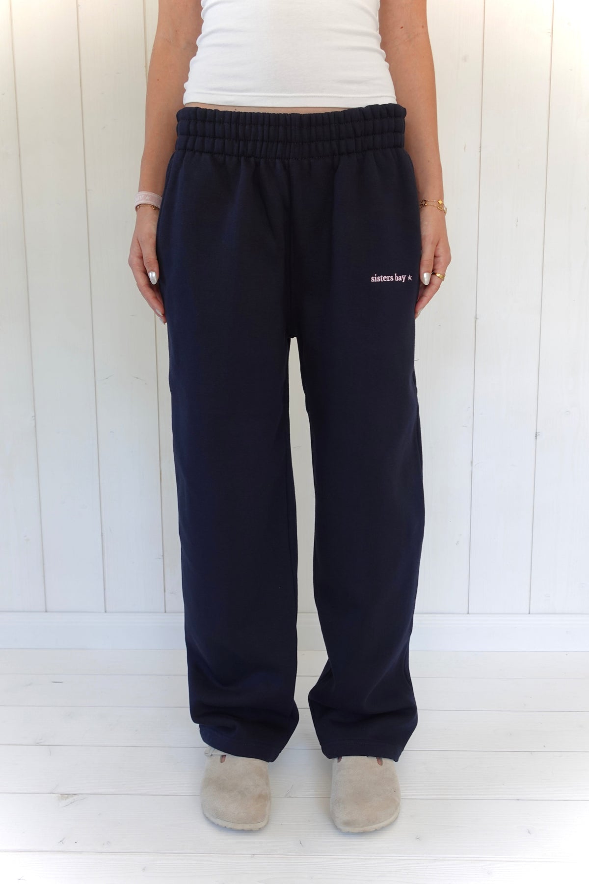 Jogging Bayclub Navy Sisters Bay en taille haute, avec sa coupe droite et décontractée et sa broderie BAYCLUB baby pink.