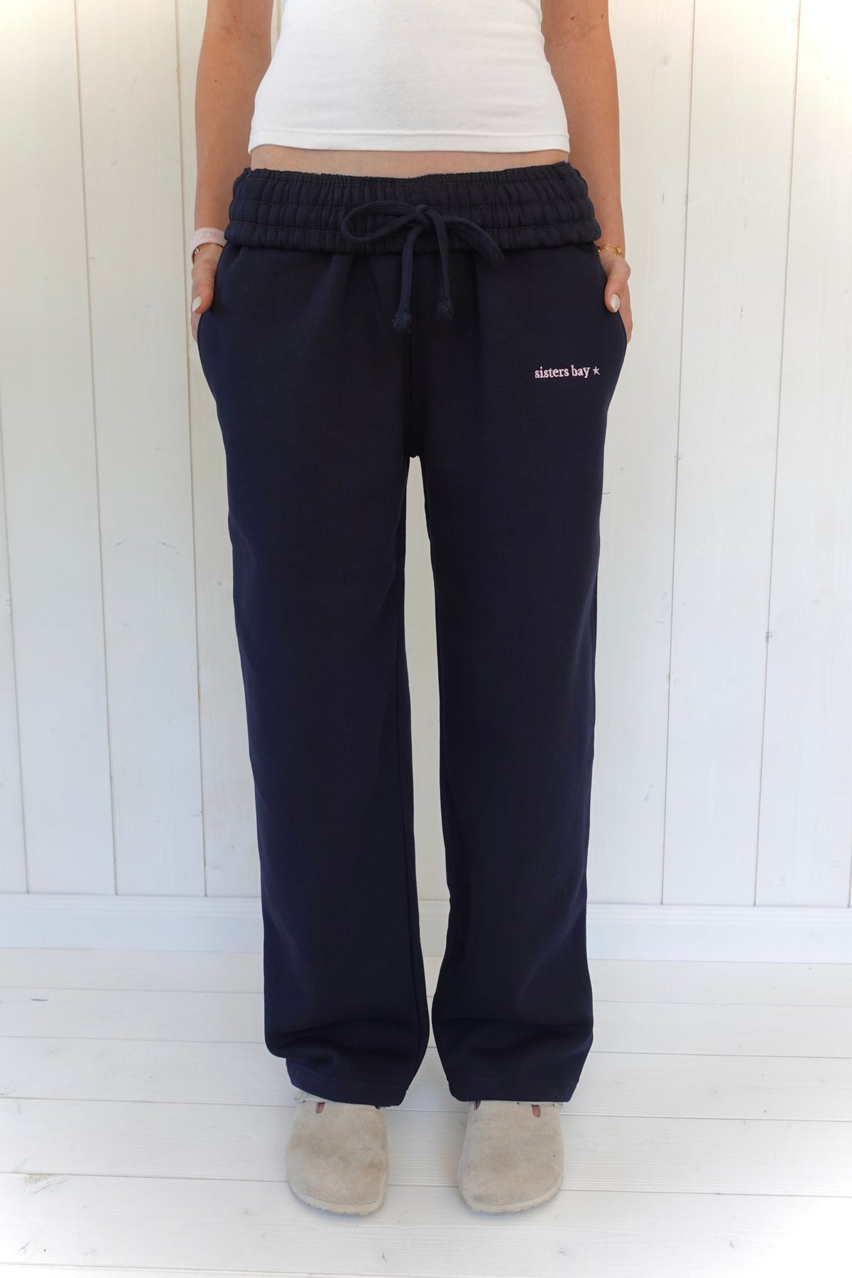 Jogging Bayclub Navy Sisters Bay en taille basse, avec sa ceinture réversible et sa broderie BAYCLUB baby pink.