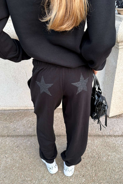 Jogging noir Sisters Bay avec étoiles pailletées cousues dans notre atelier. Coupe confortable