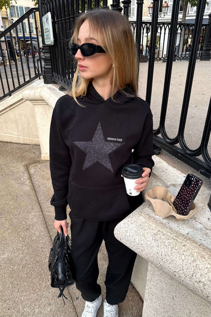 Jogging noir Sisters Bay avec étoiles pailletées cousues dans notre atelier. Coupe confortable