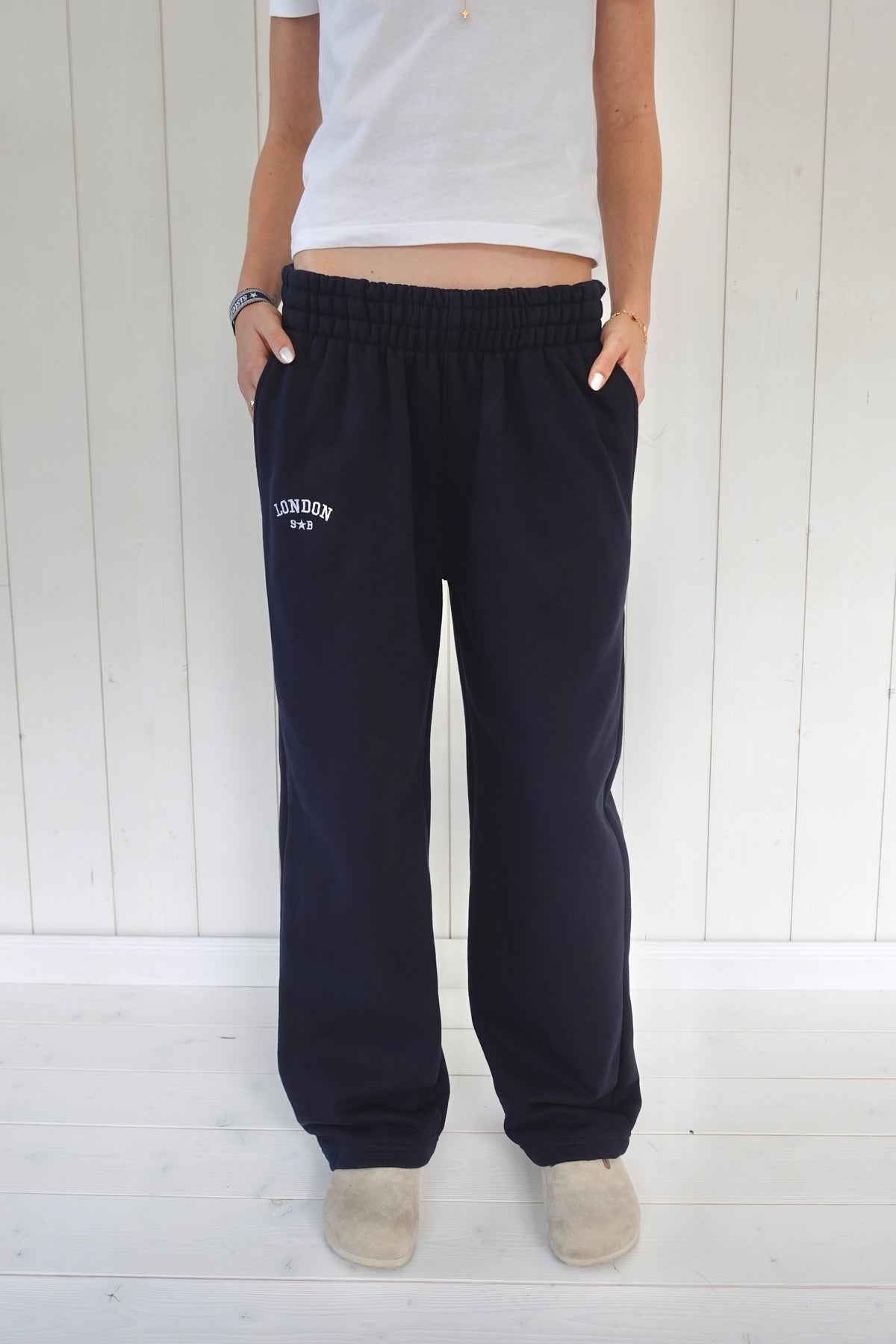 Jogging London Navy Sisters Bay en taille haute, avec sa coupe droite et décontractée et sa broderie LONDON.
