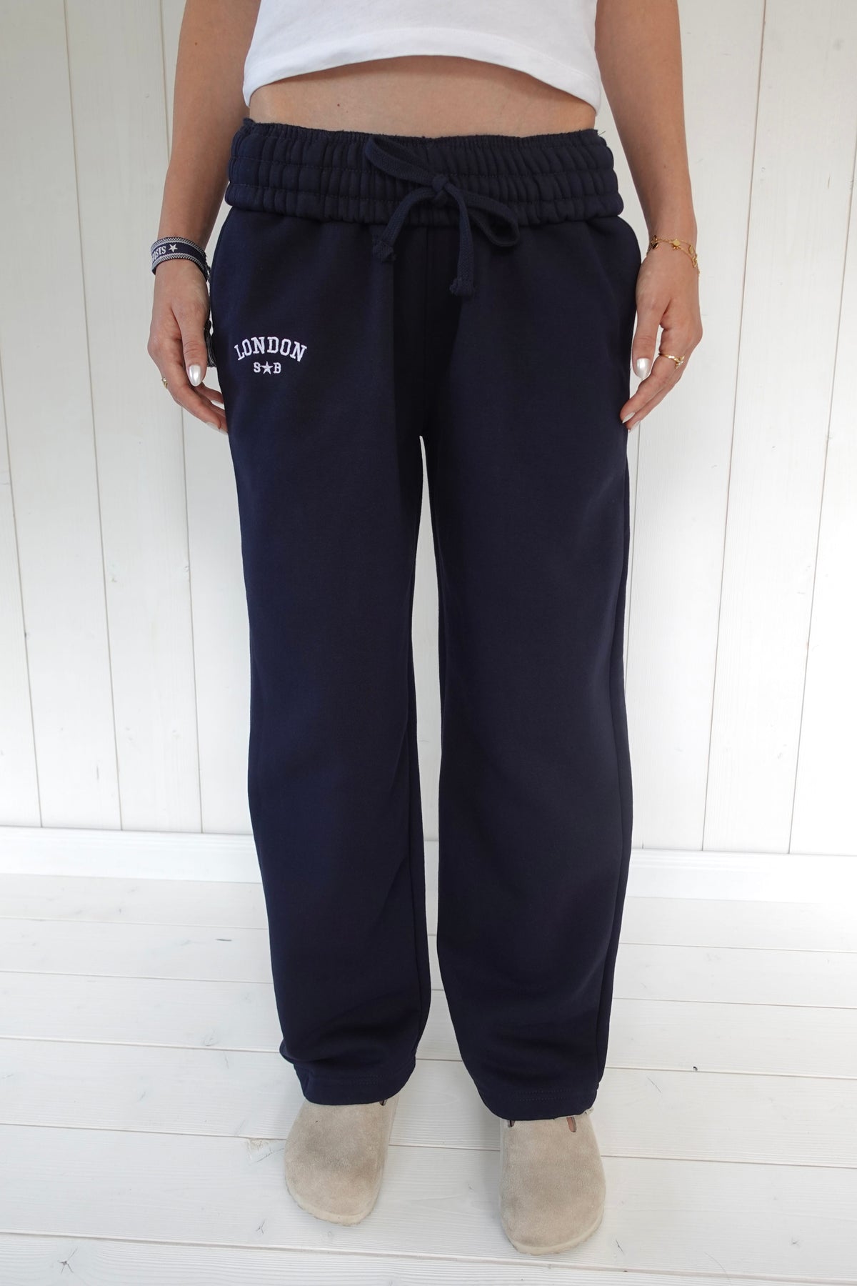 Jogging London Navy Sisters Bay, porté en taille mid avec sa ceinture réversible et son cordon de serrage.