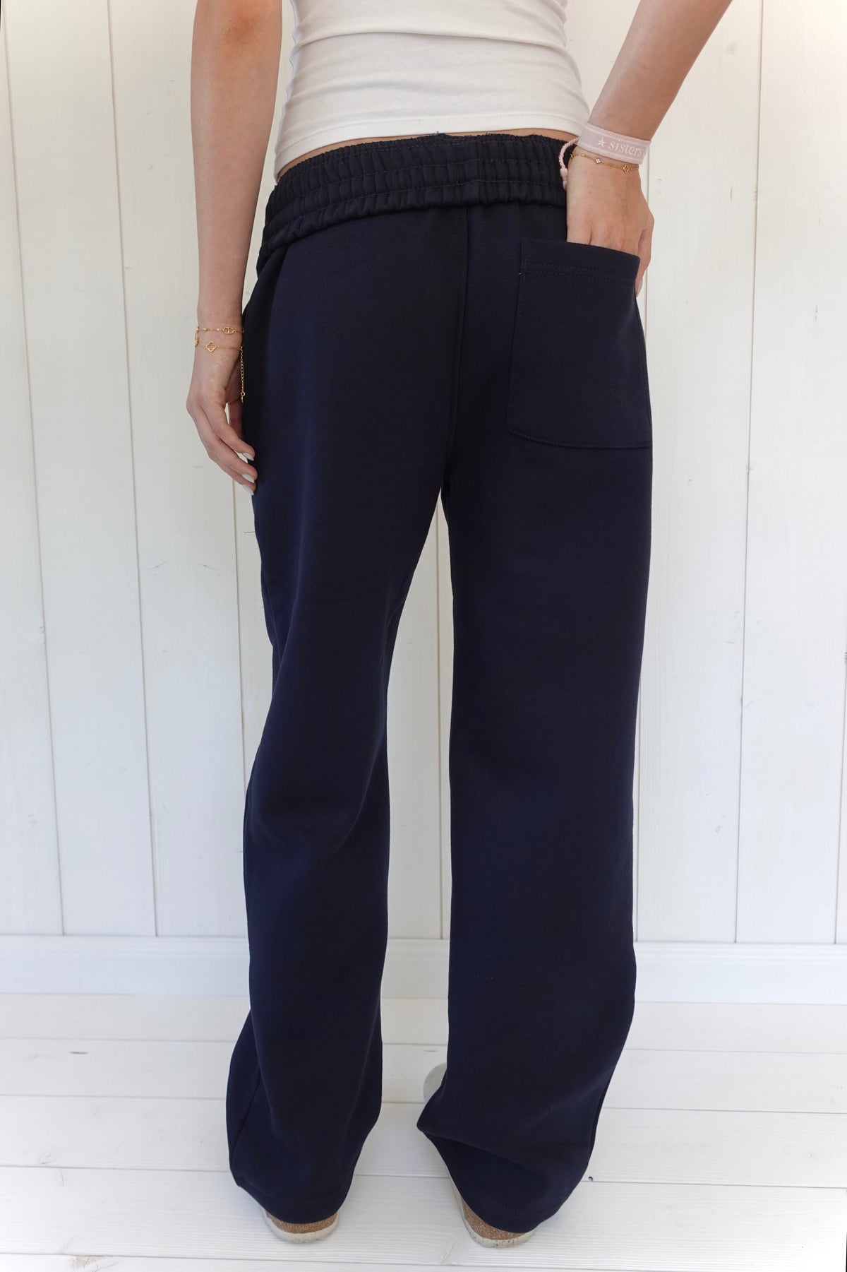 Jogging London Navy Sisters Bay vu de dos, porté en taille mid avec sa ceinture réversible et son cordon de serrage.