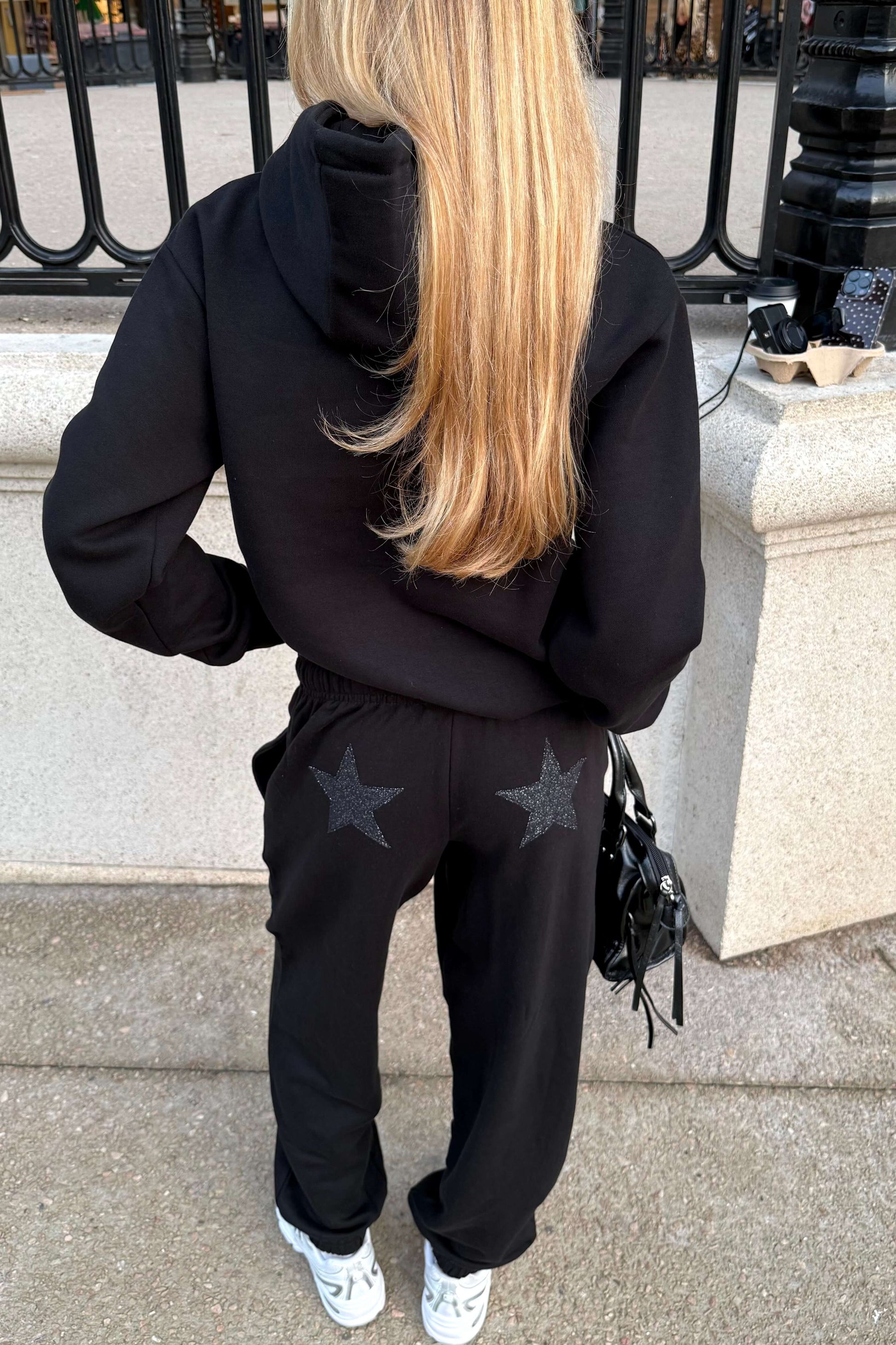 Jogging noir Sisters Bay avec étoiles pailletées cousues dans notre atelier. Coupe confortable.
