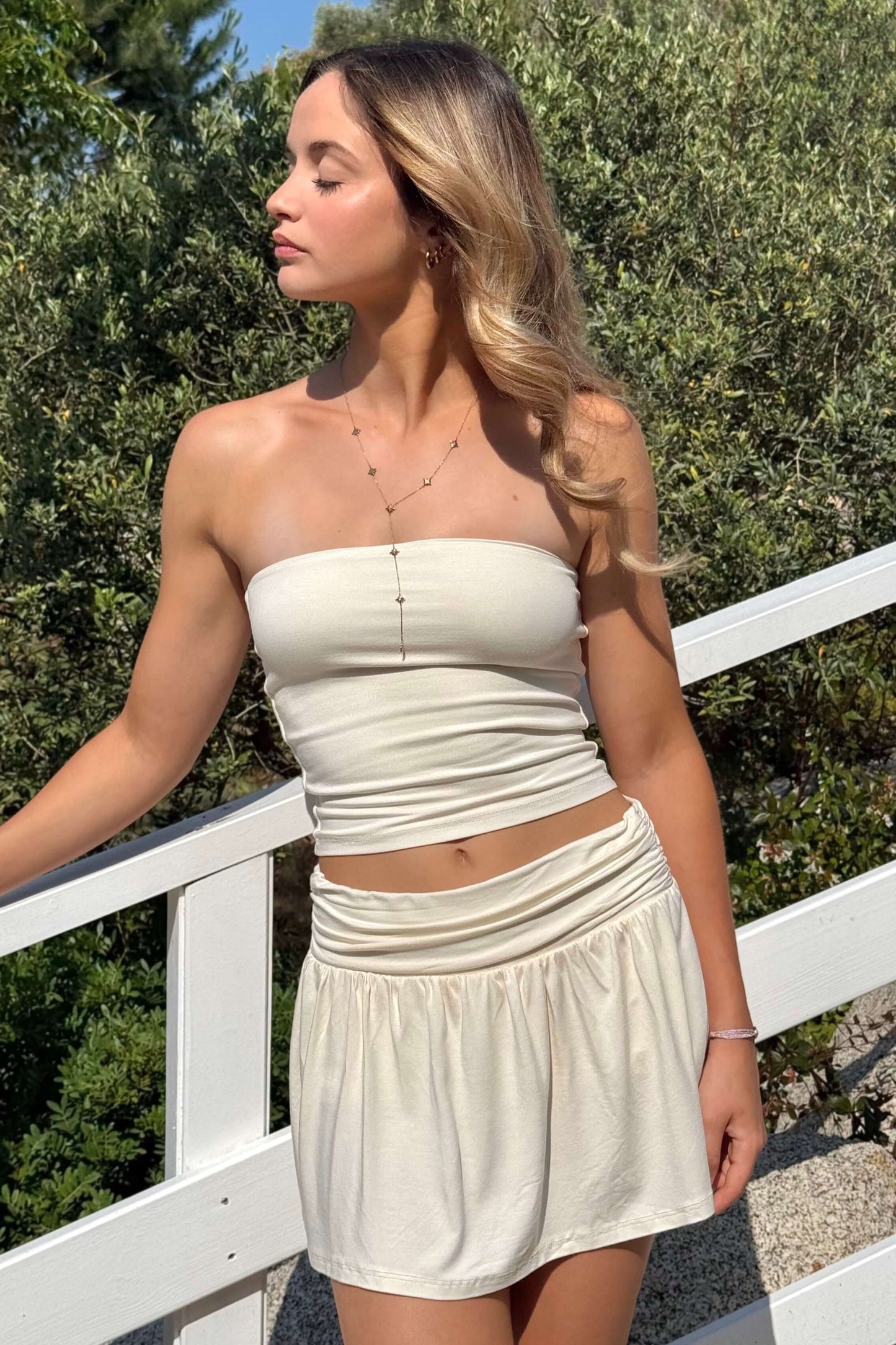 Jupe-short "Malibu" crème portée. Look estival élégant, coupe féminine et confort assuré grâce au short intégré.