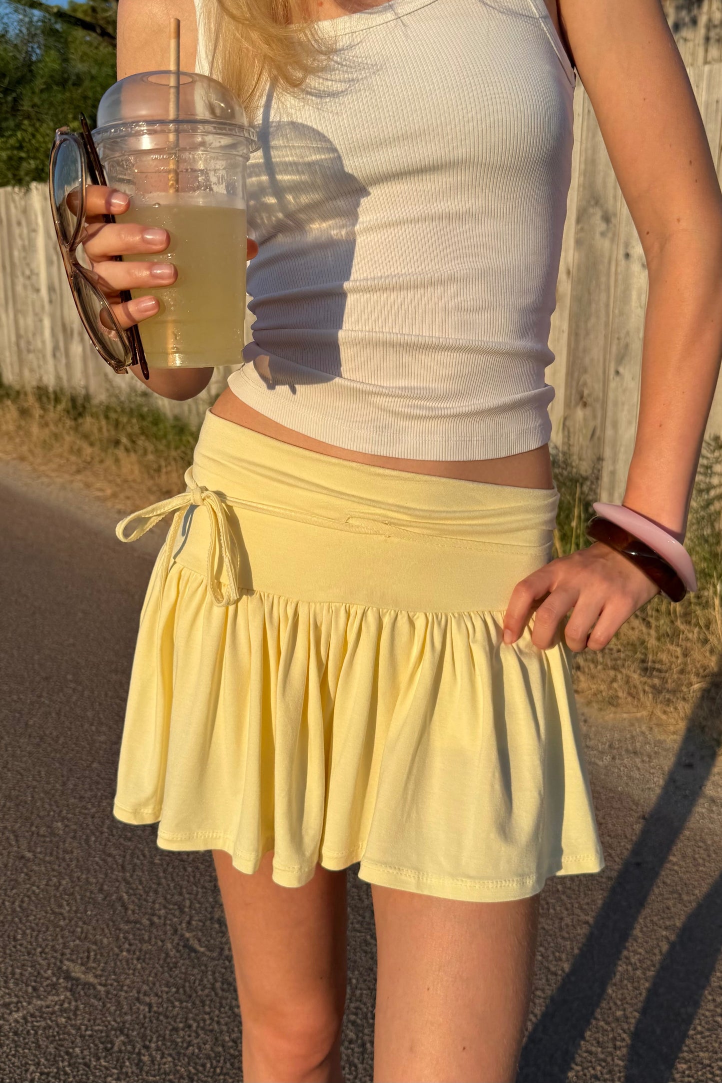 Jupe short jaune clair élastique femme – Taille unique XS à M | Sisters Bay