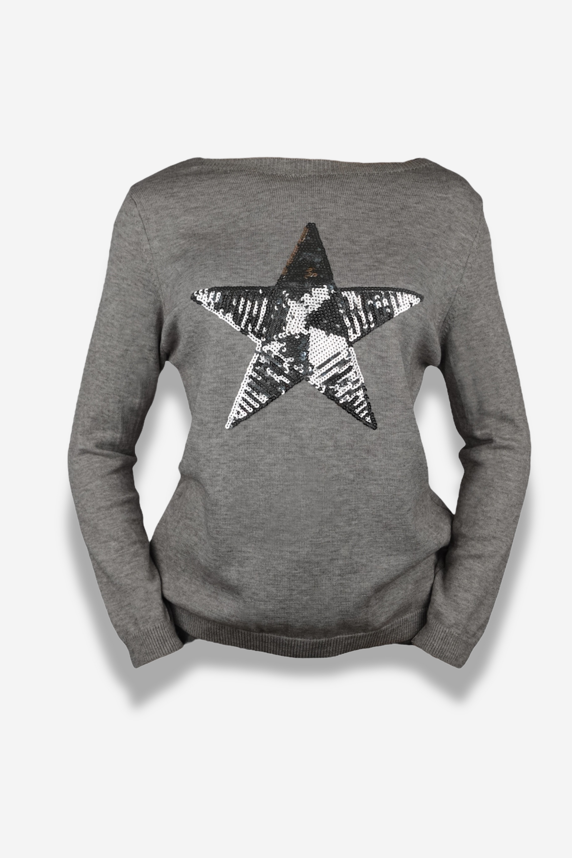 Pull gris STAR à étoile en sequins, taille unique convenant du XS au S. Composition : 52% viscose, 22% polyamide, 26% polyester. Fabriqué en Italie. Découvrez le style tendance de Sisters Bay.