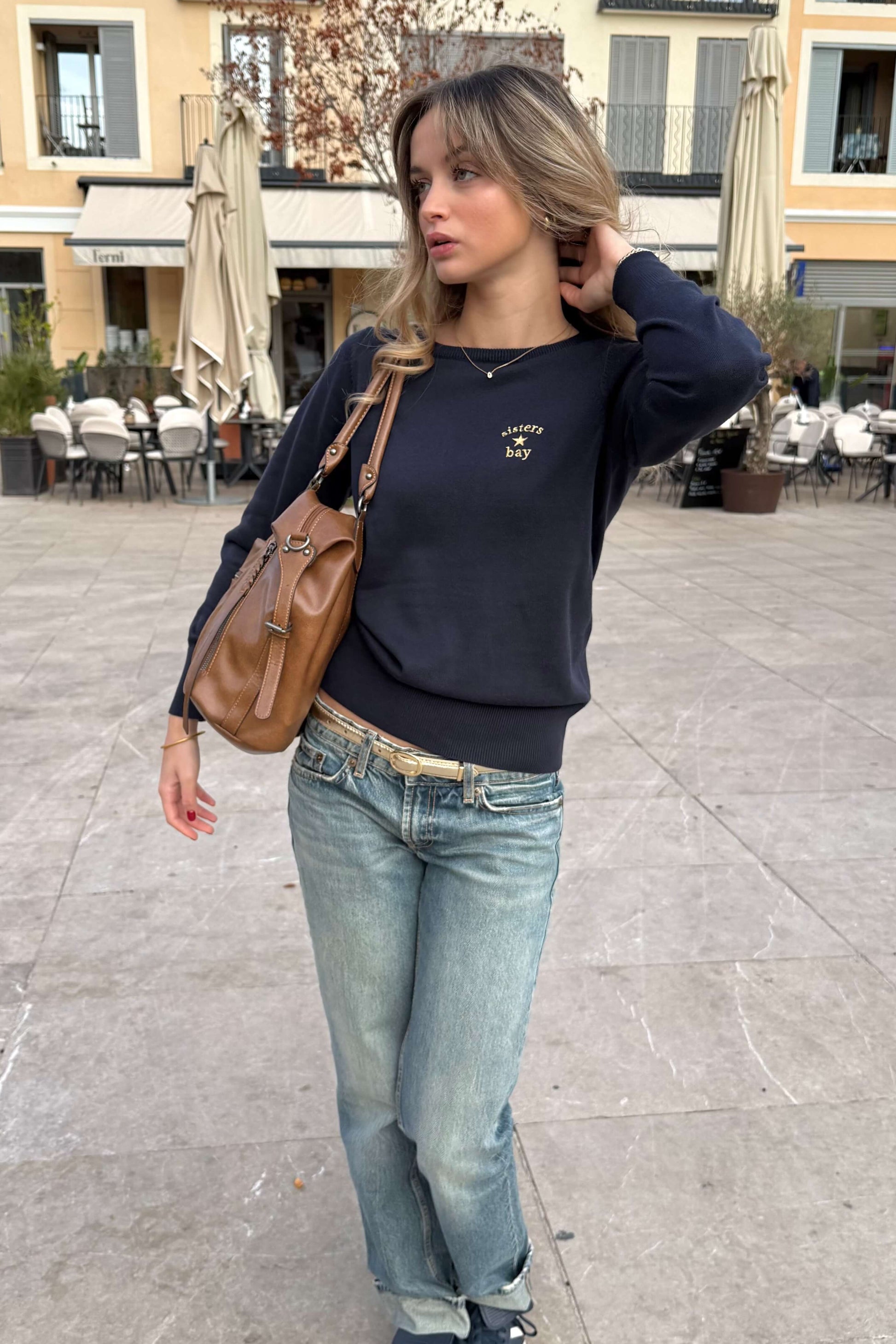 Pull Sailor navy création exclusive Sisters Bay, col rond et coupe élégante, avec logo doré brodé dans notre atelier. Un pull chic et intemporel, idéal pour un look casual ou marin.