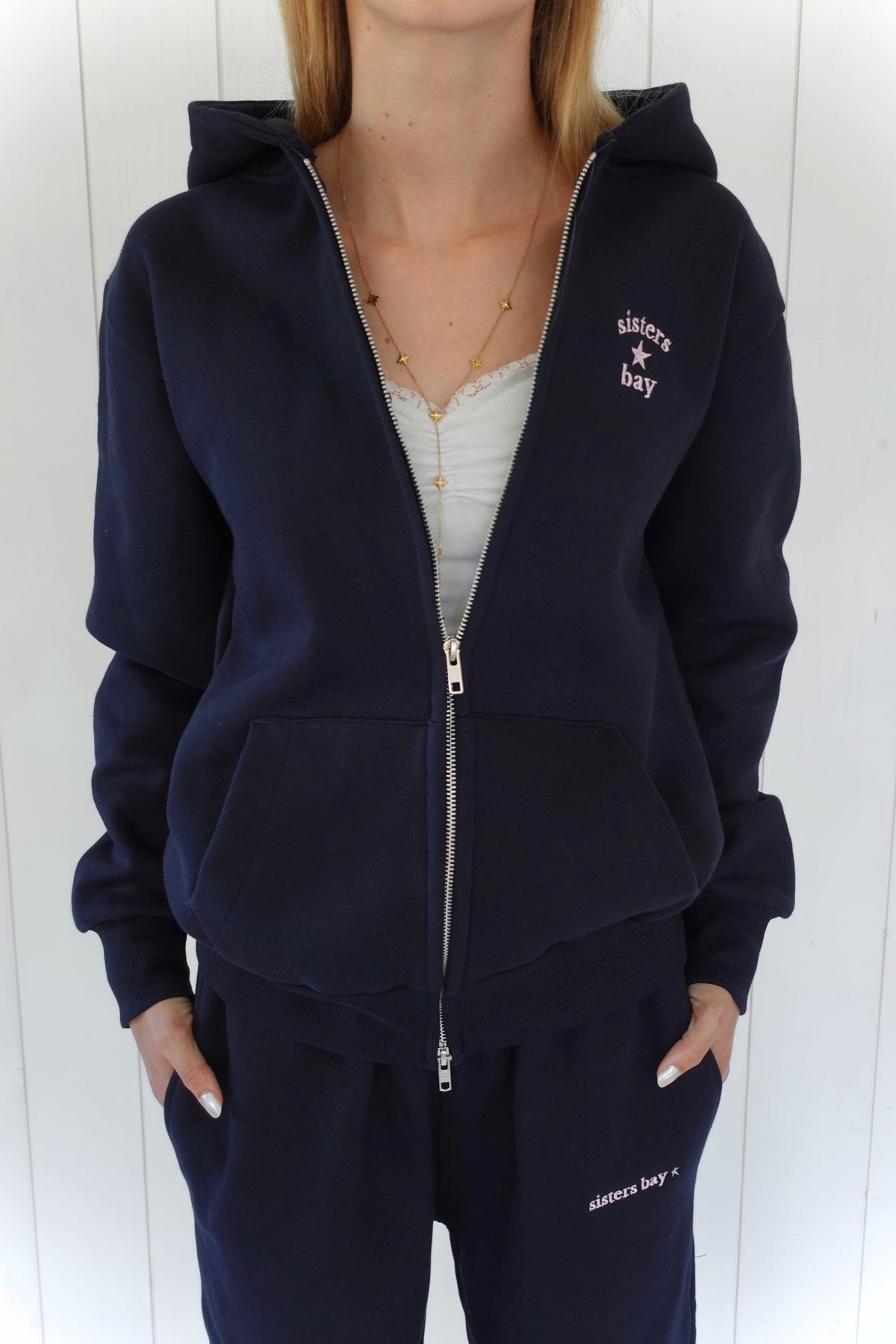 SISTERS BAY Veste BAYCLUB navy brodée rose clair à l'avant dans notre atelier  À assortir avec le jogging BAYCLUB tendance jeunes femme et adolescente 