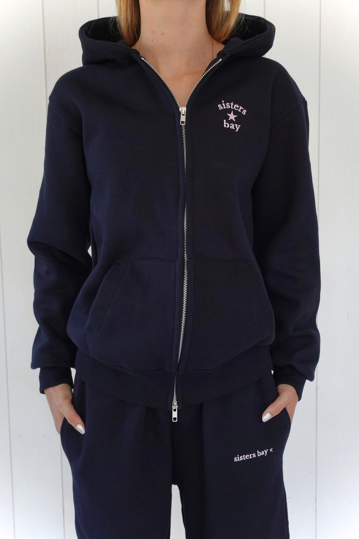 SISTERS BAY Veste BAYCLUB navy brodée rose clair à l'avant dans notre atelier  À assortir avec le jogging BAYCLUB tendance jeunes femme et adolescente 