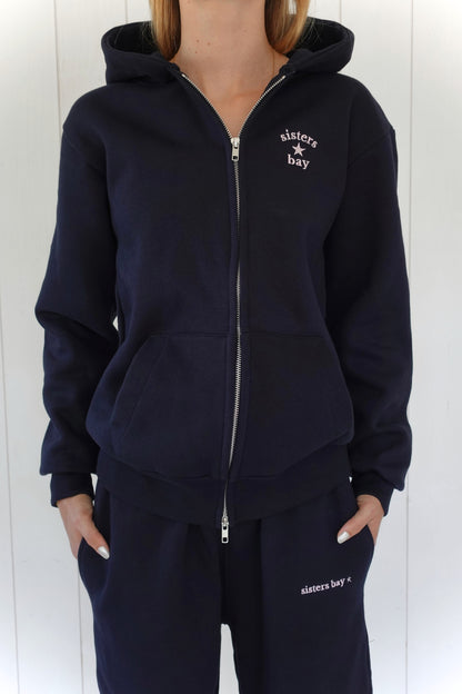SISTERS BAY Veste BAYCLUB navy brodée rose clair à l'avant dans notre atelier  À assortir avec le jogging BAYCLUB tendance jeunes femme et adolescente 