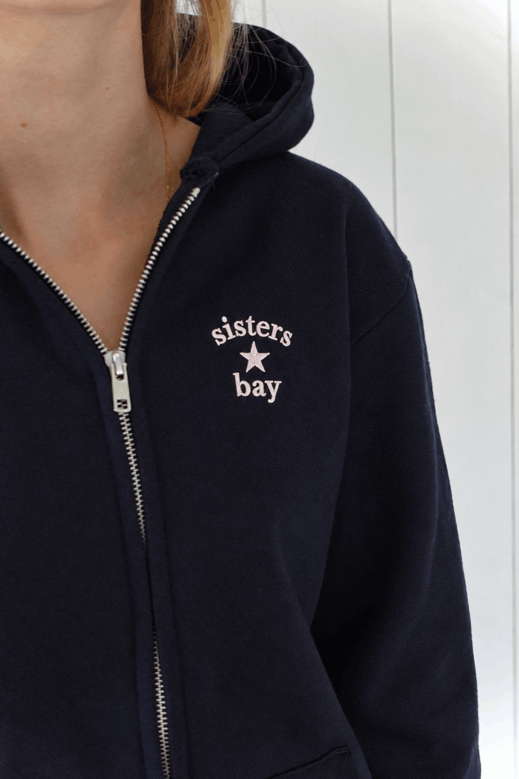 SISTERS BAY Veste BAYCLUB navy brodée rose clair à l'avant dans notre atelier  À assortir avec le jogging BAYCLUB tendance jeunes femme et adolescente detail