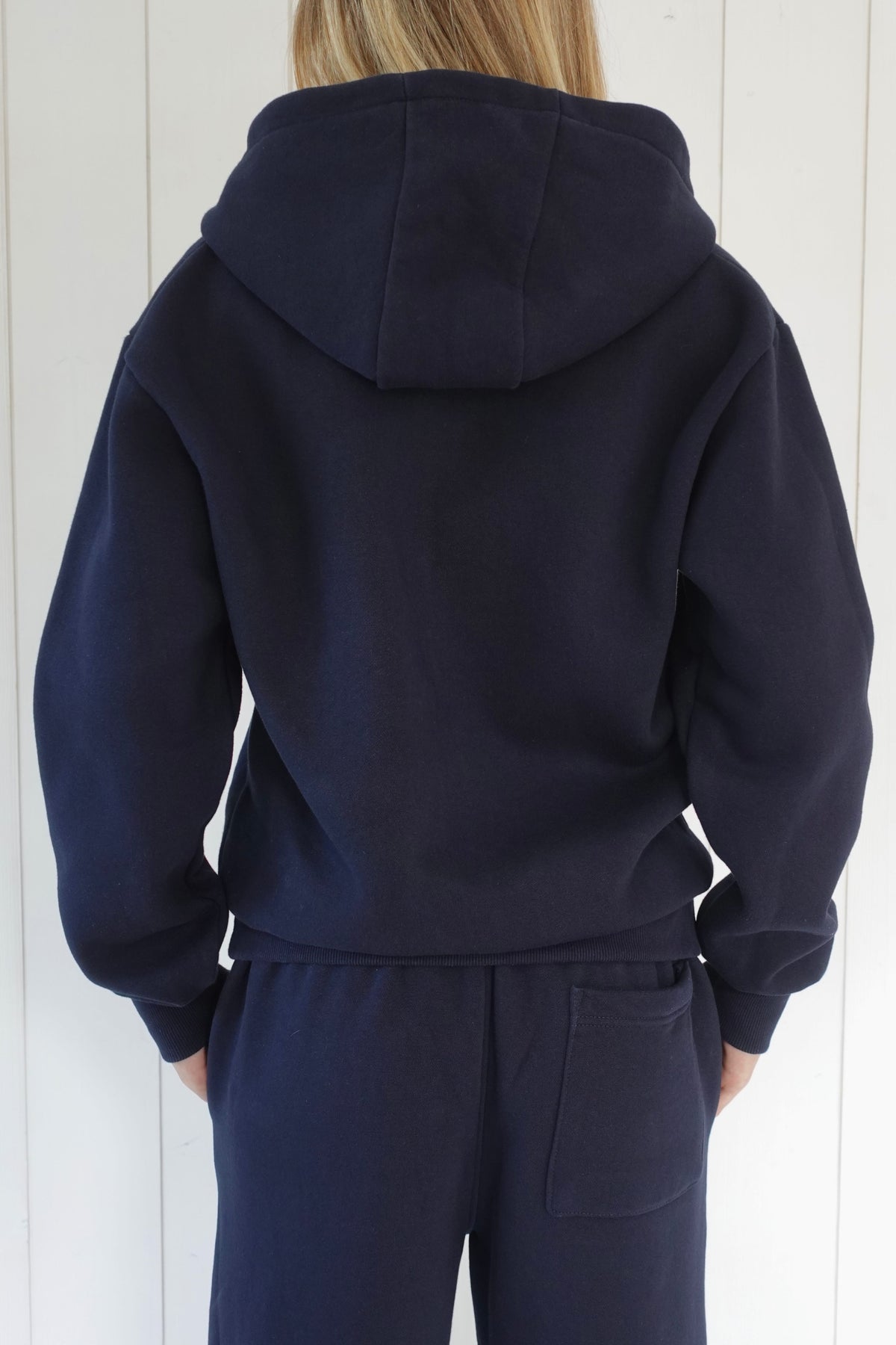 SISTERS BAY Veste BAYCLUB navy brodée rose clair à l'avant dans notre atelier  À assortir avec le jogging BAYCLUB tendance jeunes femme et adolescente dos
