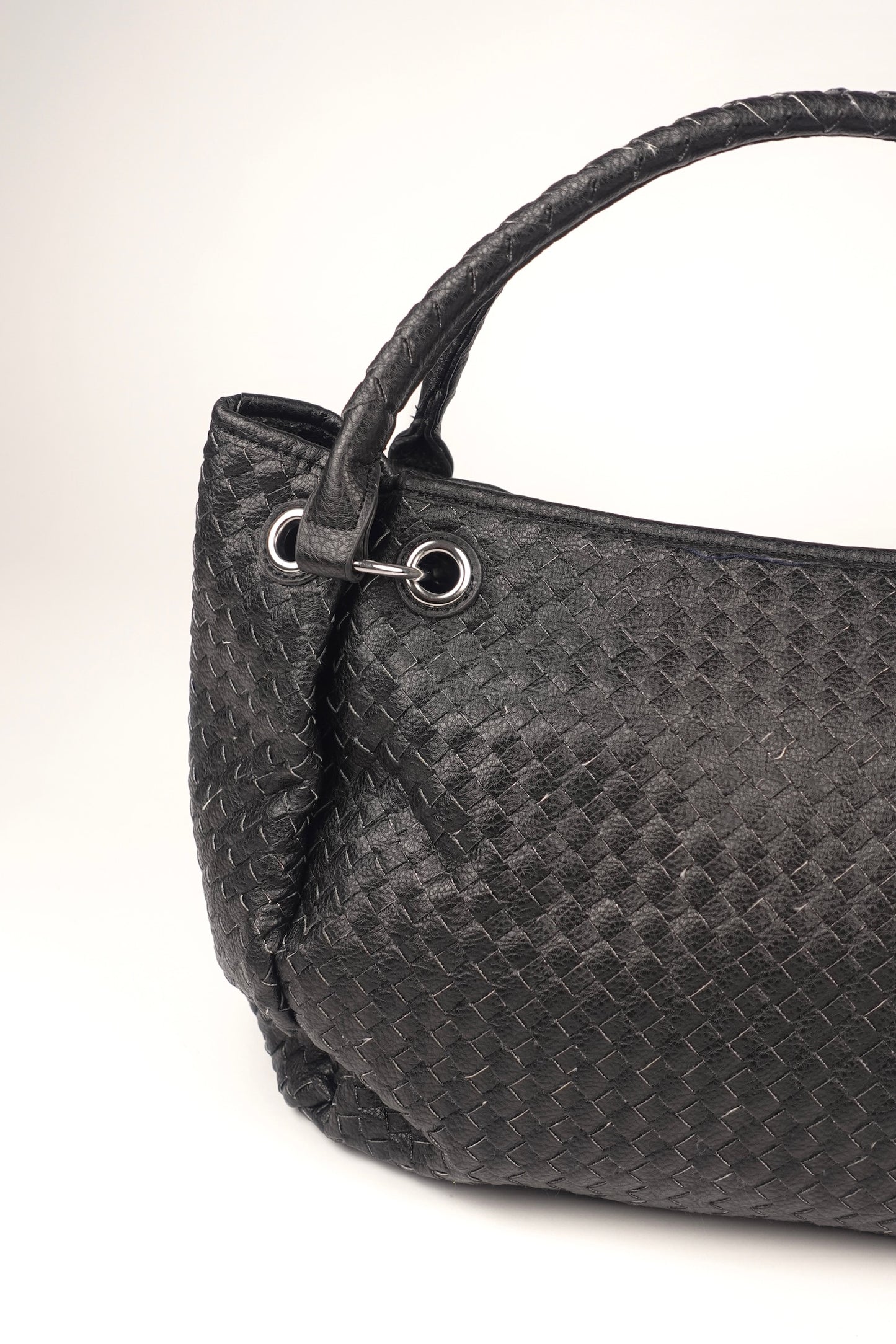 Vue du sac à main noir CENTRAL à motif tressé avec bandoulière. Plusieurs poches intérieures pour une organisation optimale. Idéal pour les journées de cours ou de travail.