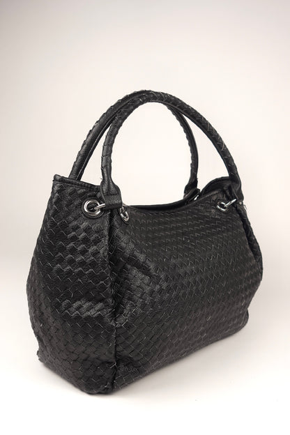 Détails du sac à main noir CENTRAL, mettant en avant son motif tressé. Dimensions : 34x25x13 cm. Un accessoire élégant pour toutes les occasions.