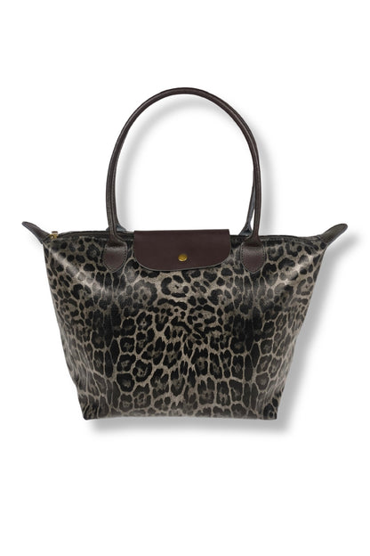 Sac à main LEO avec motif léopard, parfait pour aller en cours ou au travail. Dispose d'une poche intérieure. Dimensions : 40x28x16 cm. Composition : cuir véritable, fabriqué en Italie. Un accessoire tendance et pratique.