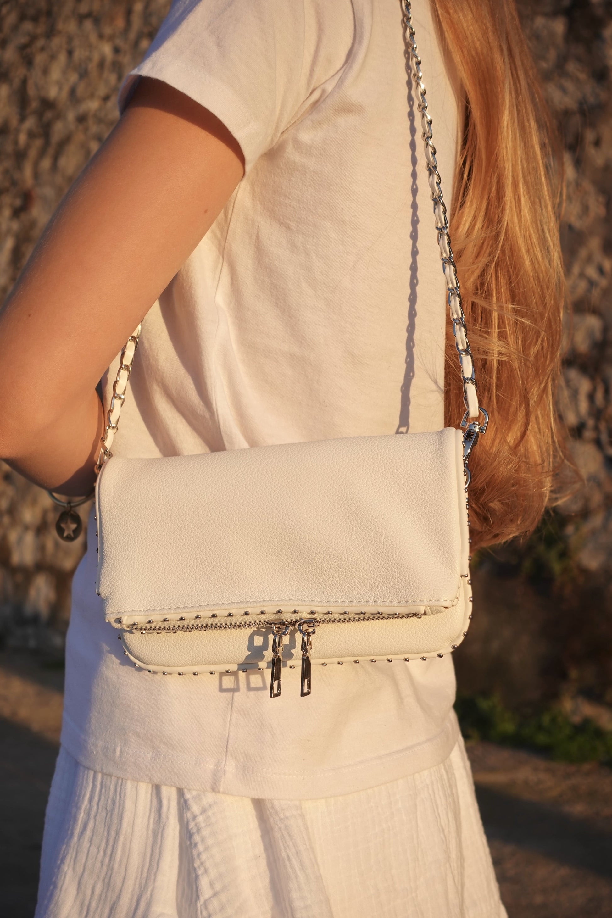 Sac blanc porté épaule ou bandoulière avec deux bandoulières ajustables (66 cm et 121 cm), en cuir synthétique. Sisters Bay