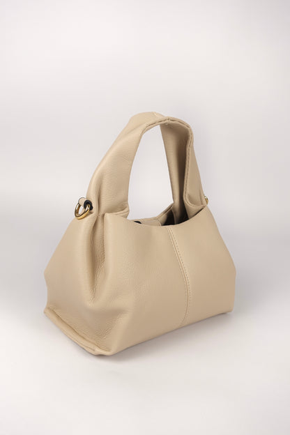 Vue globale du sac à main SKYLINE beige de Sisters Bay, montrant son design élégant et ses finitions raffinées. Un accessoire chic pour toutes les occasions.