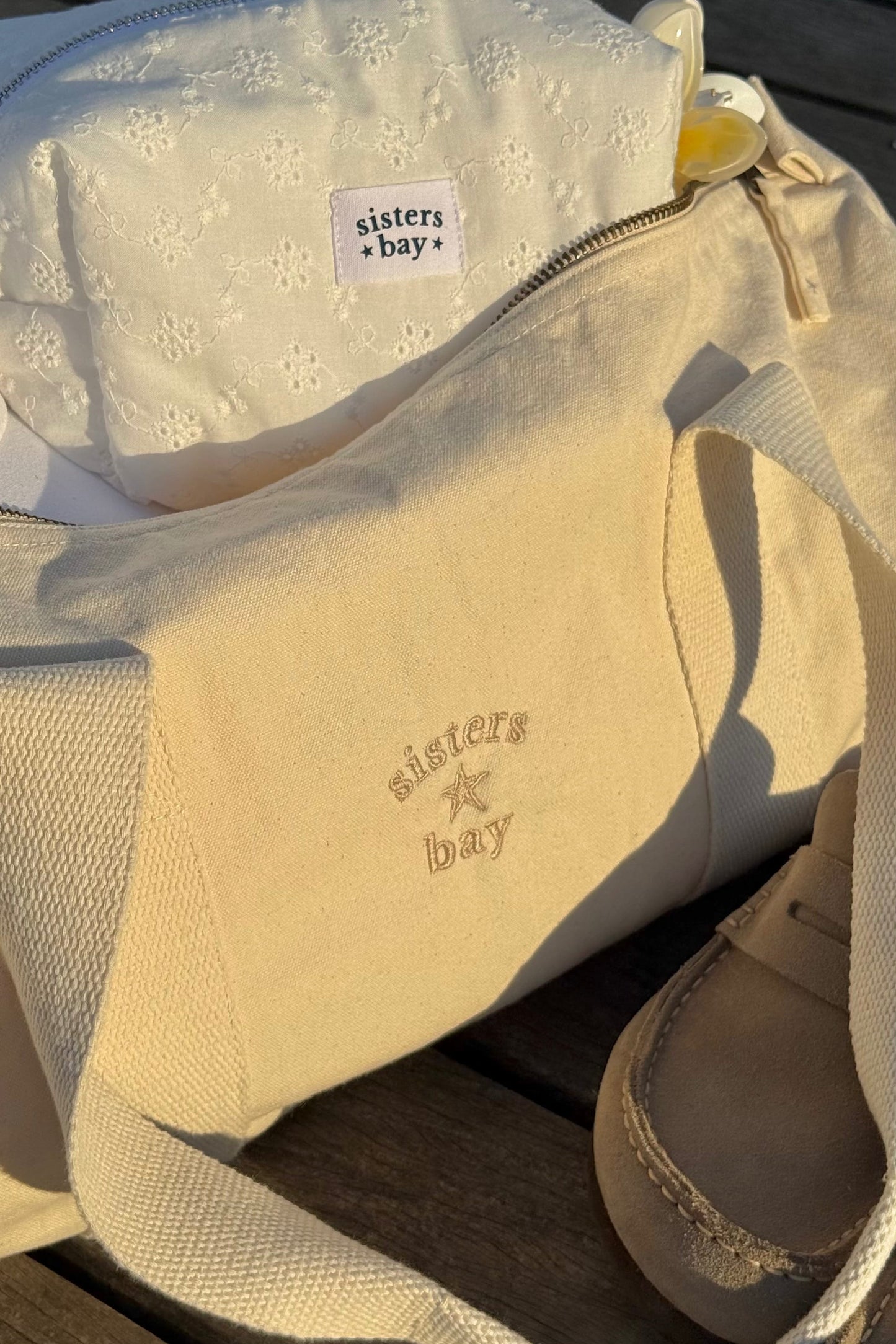 Sac multi-usages navy Sisters Bay, idéal pour les week-ends et les déplacements. Grand format en coton avec broderie réalisée dans notre atelier.