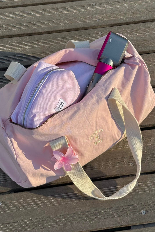 Sac multi-usages rose clair Sisters Bay, idéal pour le sport, les week-ends et les voyages. Brodé dans notre atelier, ce sac en coton allie praticité et style avec son grand format 20L et ses dimensions 50x25x25 cm.
