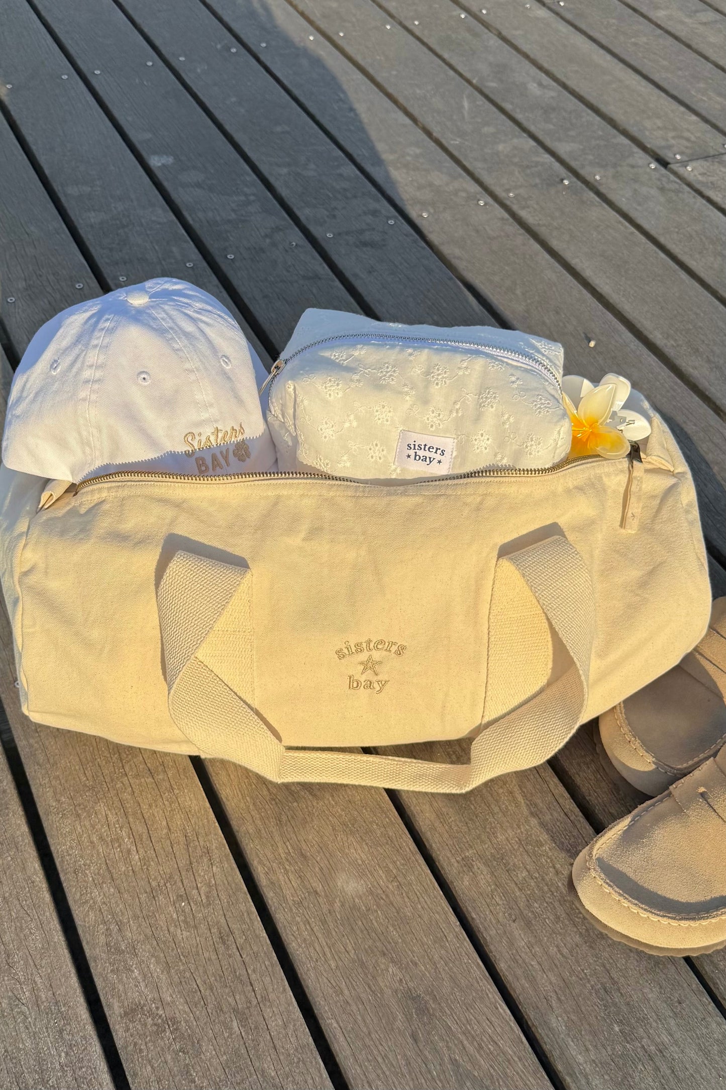 Sac week-end navy Sisters Bay en coton, brodé dans notre atelier. Pratique et spacieux, il vous accompagne aussi bien en voyage qu’au sport.
