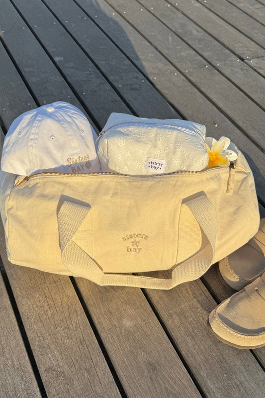 Sac week-end navy Sisters Bay en coton, brodé dans notre atelier. Pratique et spacieux, il vous accompagne aussi bien en voyage qu’au sport.