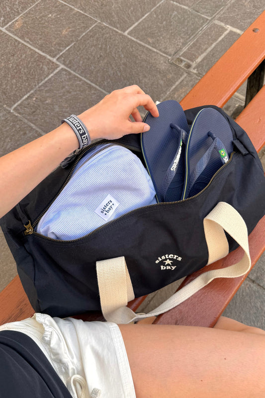 Sac week-end navy Sisters Bay en coton, parfait pour le sport, les voyages et les escapades. Grand format 20L brodé dans notre atelier.