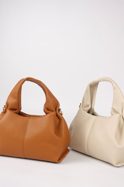 Les deux coloris du sac à main SKYLINE de Sisters Bay : beige et marron. Des accessoires élégants avec plusieurs poches intérieures, parfaits pour les sorties en ville.