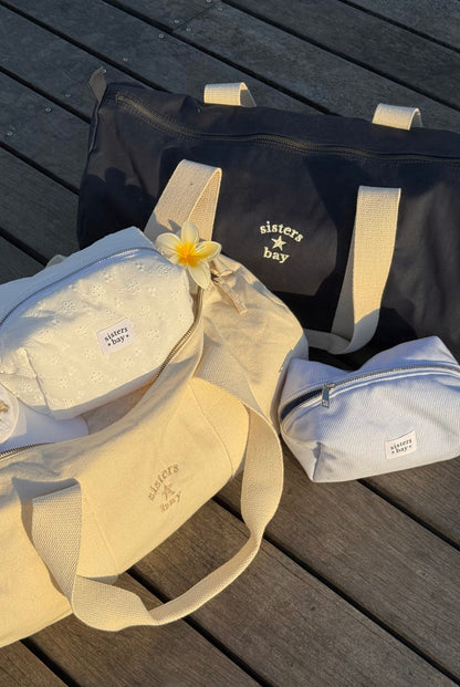 Sacs week-end Sisters Bay en version navy et natural, brodés dans notre atelier. Pratiques et spacieux, ils vous accompagnent au sport comme en voyage.