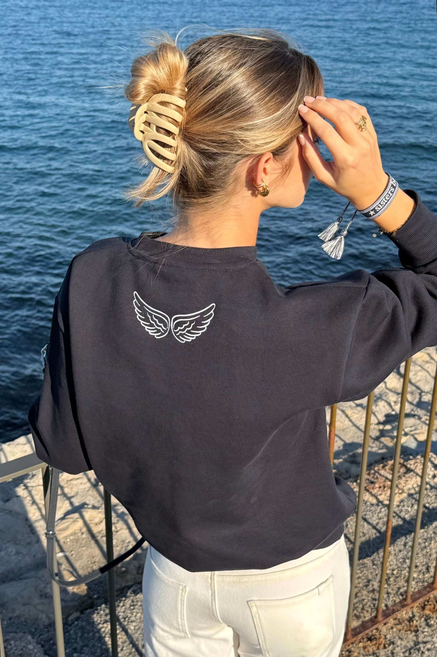 Détail du sweat col rond navy brodé « ANGEL GIRL » à l’avant et dans le dos.
