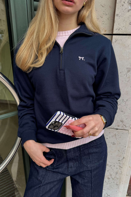 Sweat col zippé navy création exclusive Sisters Bay, brodé dans notre atelier, en coton ringspun et polyester. Modèle confortable et tendance, porté par Léa mesurant 1m73 en taille unique.