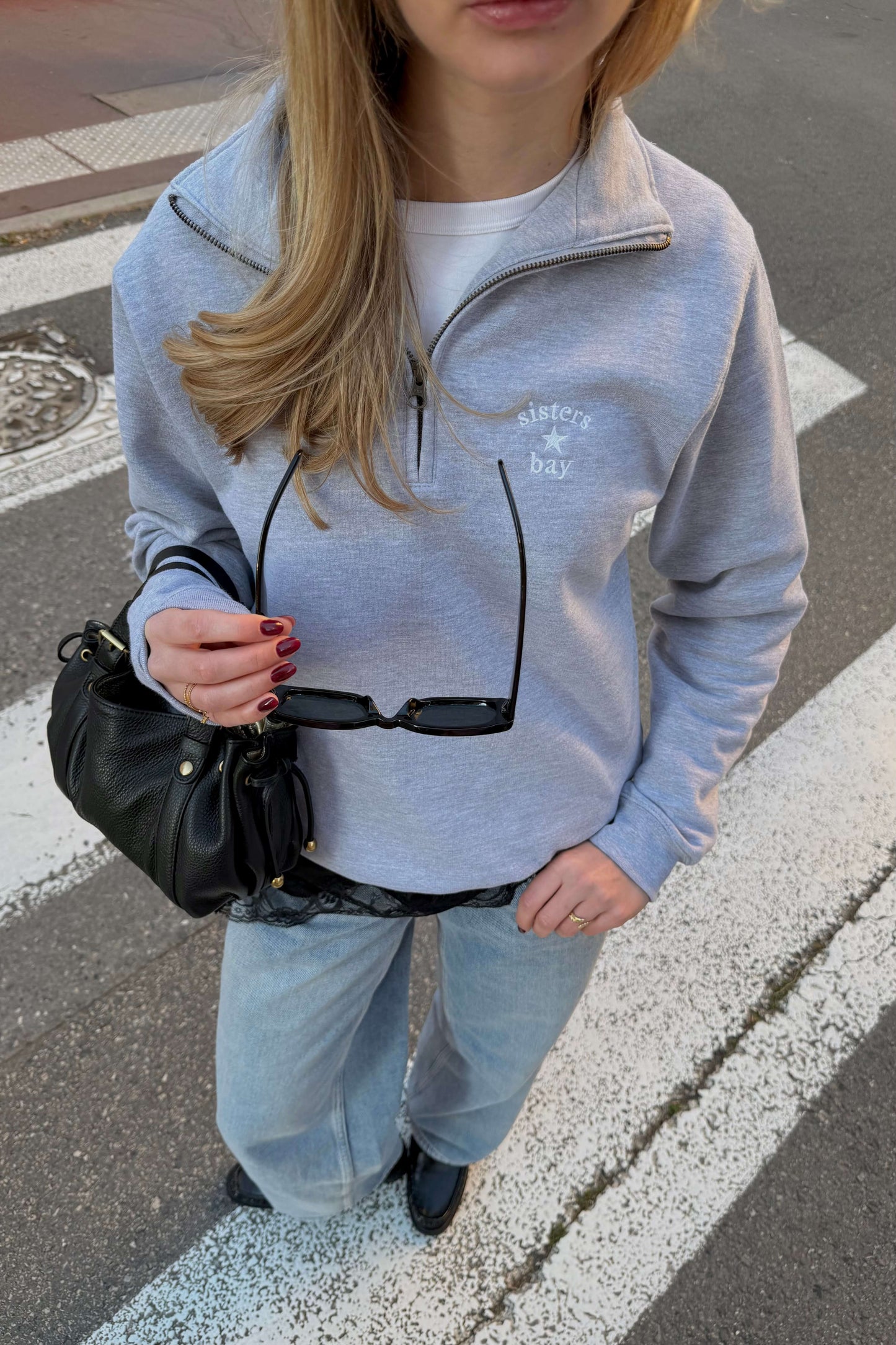 Sweat gris HALF-ZIP Sisters Bay, col zippé, idéal pour un look casual confortable au quotidien.