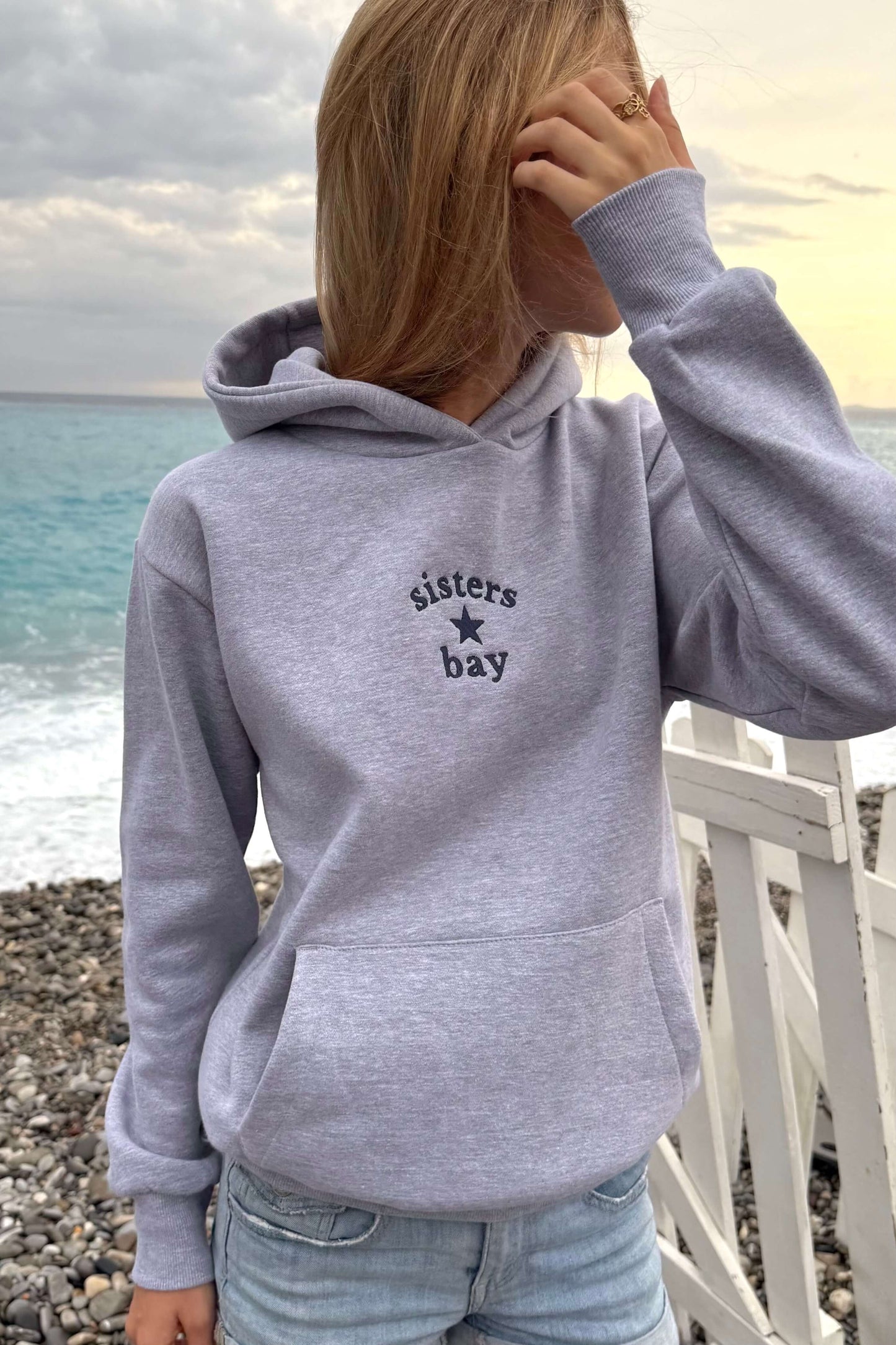 Sweat gris Sisters Bay avec capuche – tenue rentrée cosy et tendance, parfait pour un look casual Pinterest.
