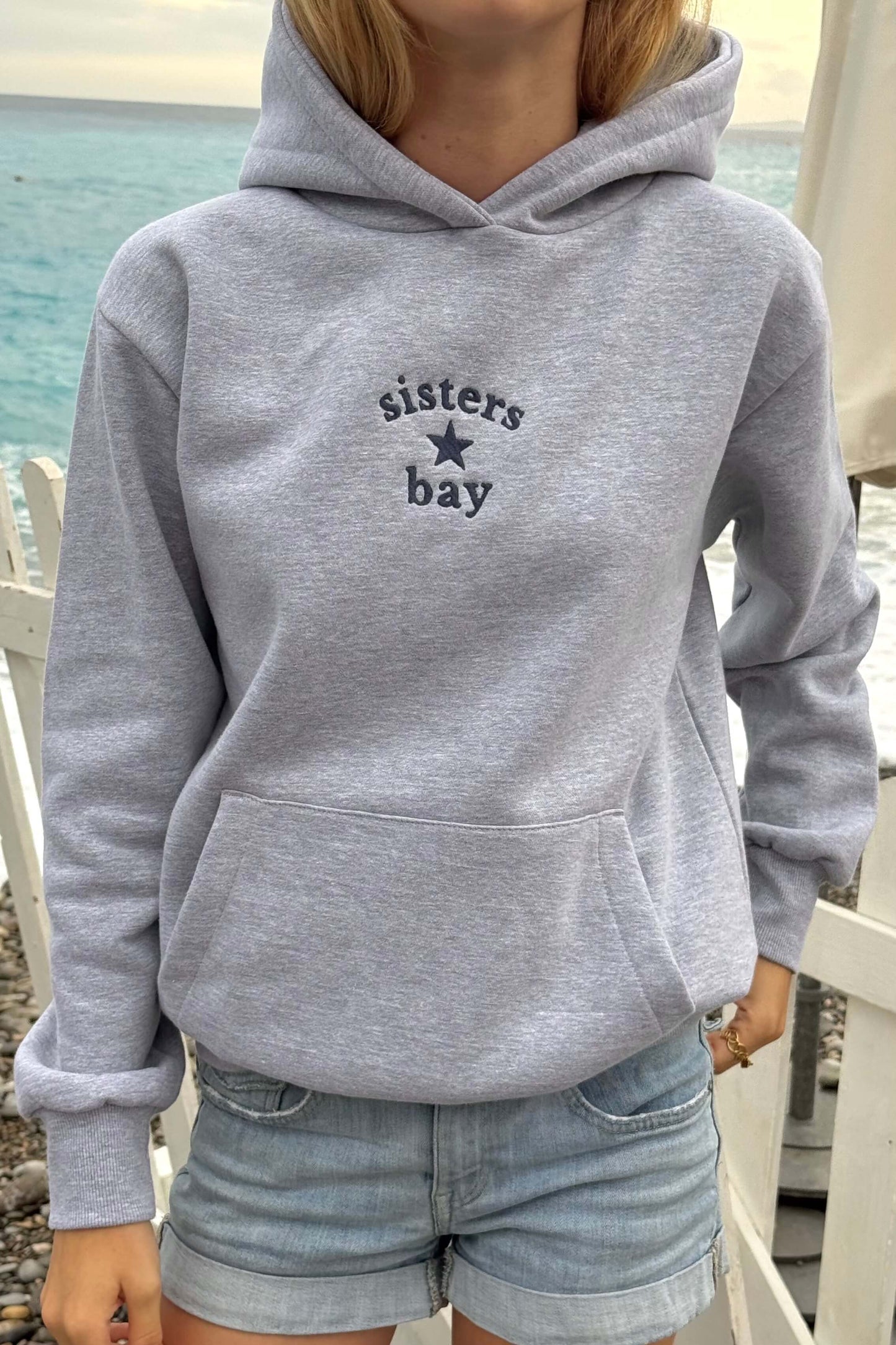 Sweat gris Sisters Bay brodé logo à l’avant et étoile au dos – outfit rentrée confortable et stylé.