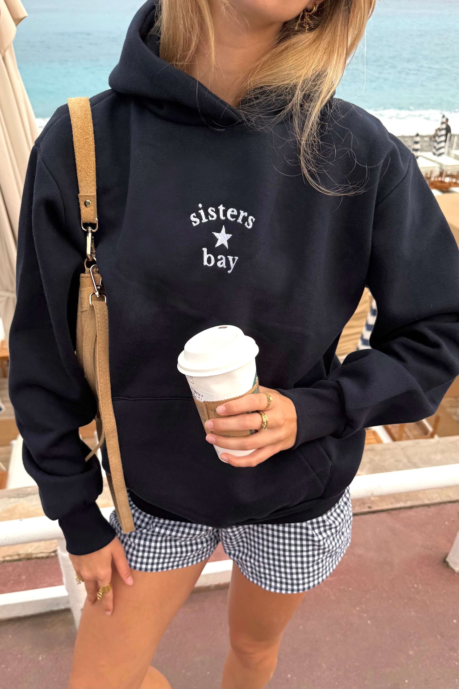 Sweat navy Sisters Bay avec poche kangourou pratique – inspiration tenue rentrée stylée et décontractée.