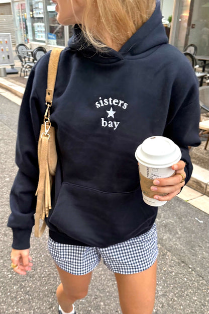 Sweat navy Sisters Bay avec capuche – tenue rentrée chic et cosy, parfait pour un outfit Pinterest tendance.