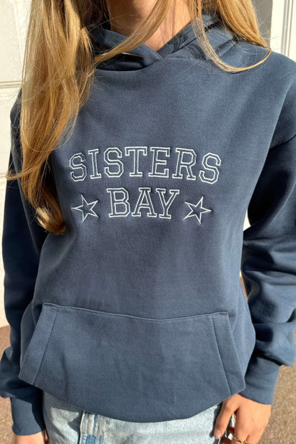 Sweatshirt Sisters Bay à capuche avec poche kangourou et compartiment intégré pour téléphone.