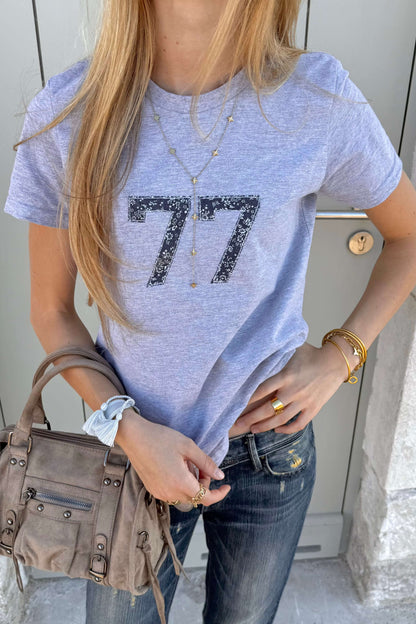 T-shirt 77 gris chiné, création exclusive Sisters Bay, avec appliqués fleuris.