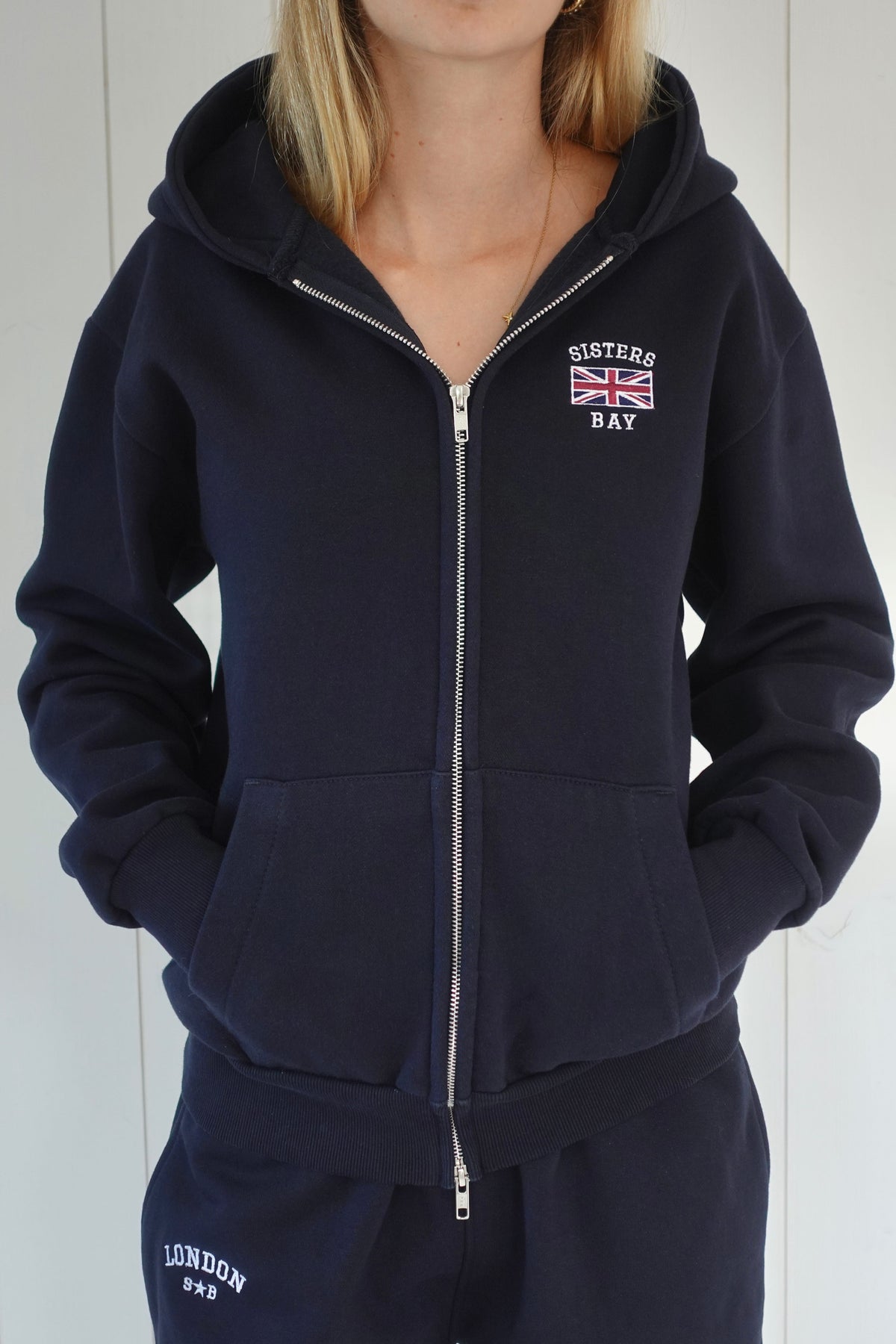  la veste London Navy de Sisters Bay, une veste tendance pour femme et adolescente avec broderie London et drapeau UK.