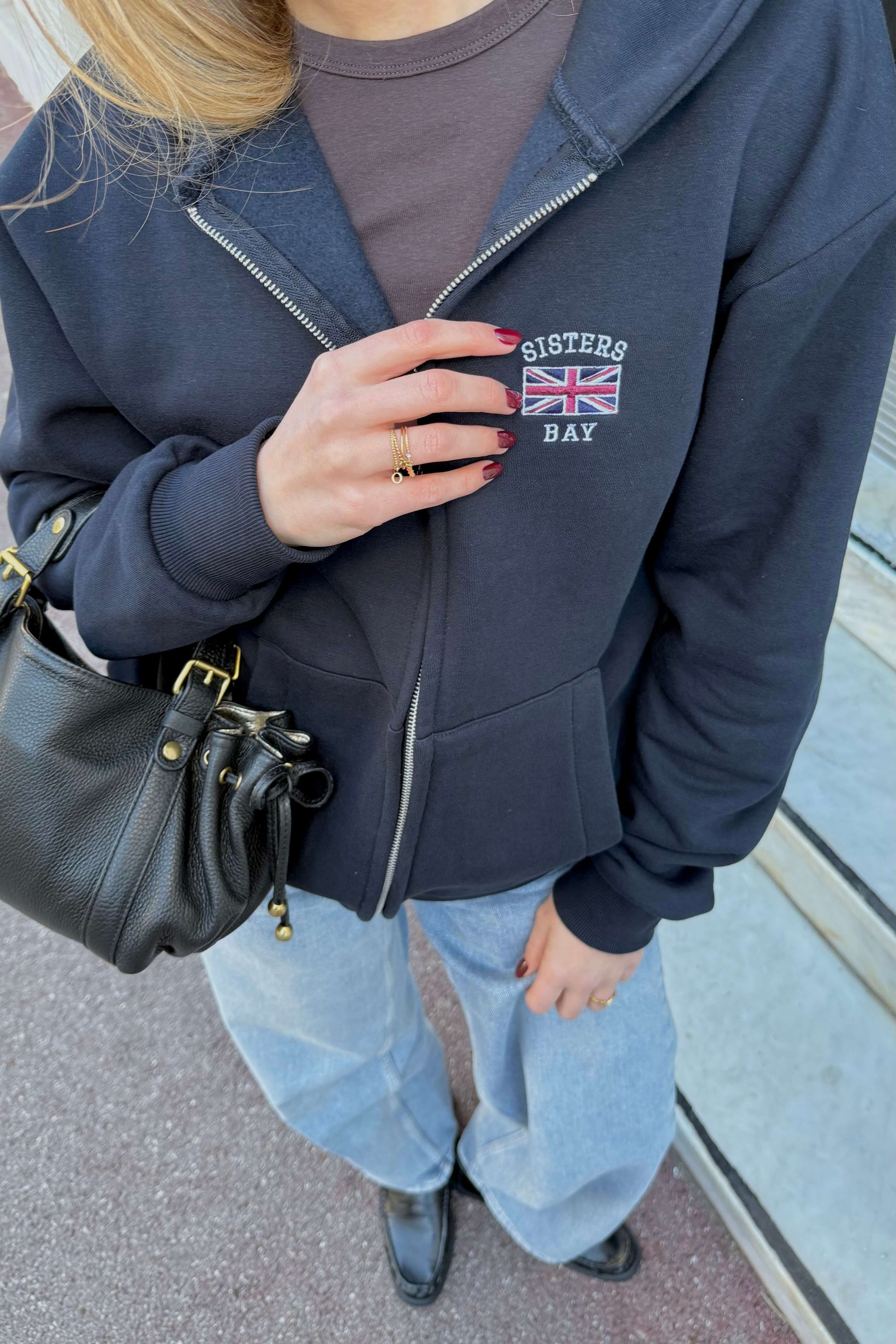 Veste zippée LONDON Sisters Bay, brodée dans notre atelier, coupe structurée et style urbain, parfaite pour compléter un look moderne.