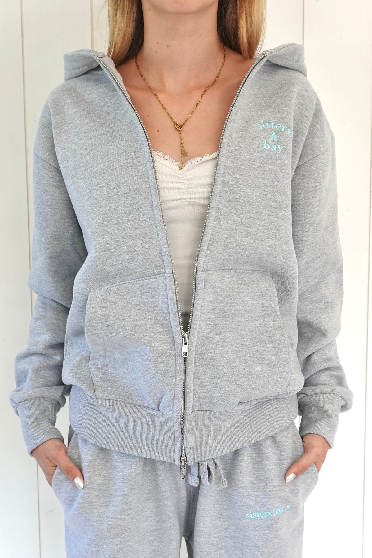 Veste zippée grise brodée turquoise BAYCLUB de chez sisters bay